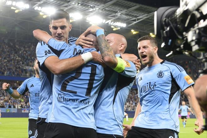 Druhý zľava kapitán Vladimír Weiss ml. sa teší z úvodného gólu, ktorý strelil jeho spoluhráč Róbert Mak (tretí zľava, obaja Slovan).