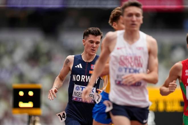 Jakob Ingebrigtsen (vľavo) titul na 1500 metrov neobháji.