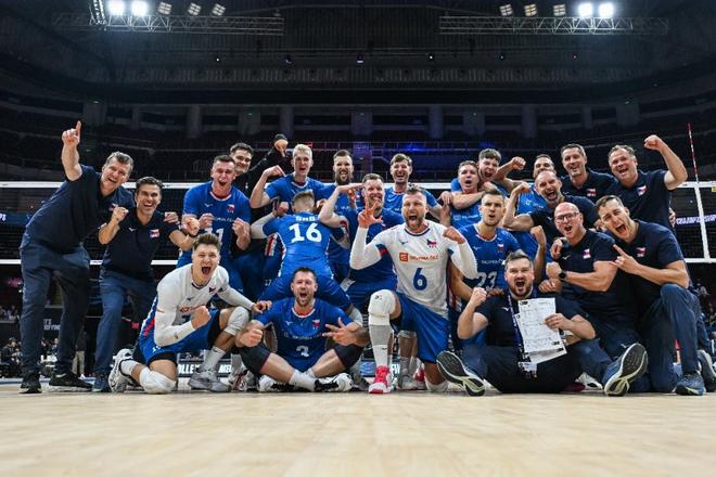 Českí volejbalisti sa tešia po víťazstve nad Srbskom.