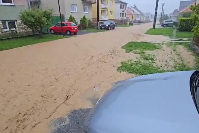 В околицях Зволена Банськобистрицького краю вулиці перетворилися на річки