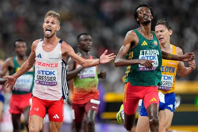 Francúz Jimmy Gressier dobieha do cieľa pretekov na 10 km na MS v Tokiu, kde získal nečakané zlato.