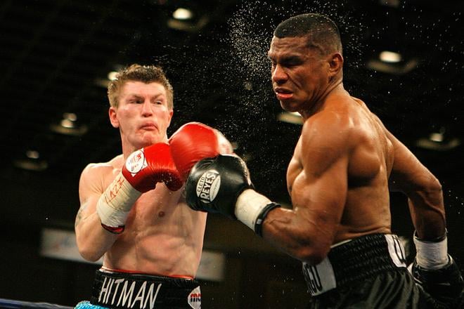 Ricky Hatton (vľavo) v súboji s Kolumbijčanom Juanom Urangom v Las Vegas, v roku 2007.