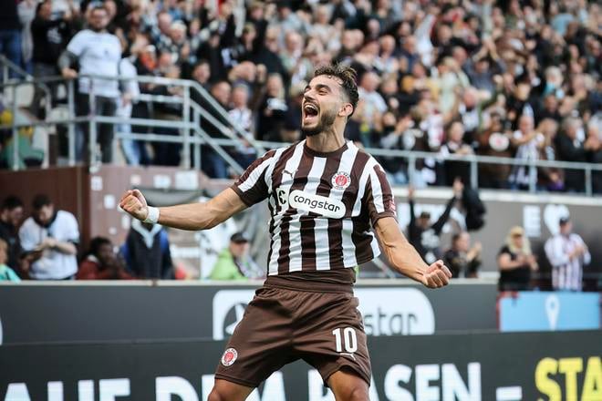 Hráč St. Pauli Danel Sinani oslavuje víťazný gól v súboji s Augsburgom. St. Pauli vyhralo 2:1.