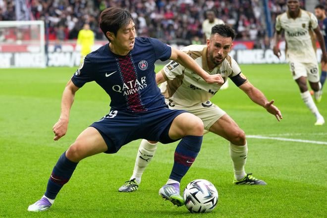 Hráč PSG Lee Kang In bojuje o loptu s hráčom Lens' Adrienom Thomassonom. Zo stretnutia PSG - Lens.