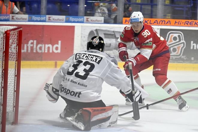 Brankár Dominik Riečický (Košice) a Timur Ibragimov (L.Mikuláš) v zápase 2.kola hokejovej Tipos extraligy Košice - Liptovský Mikuláš v Košiciach.