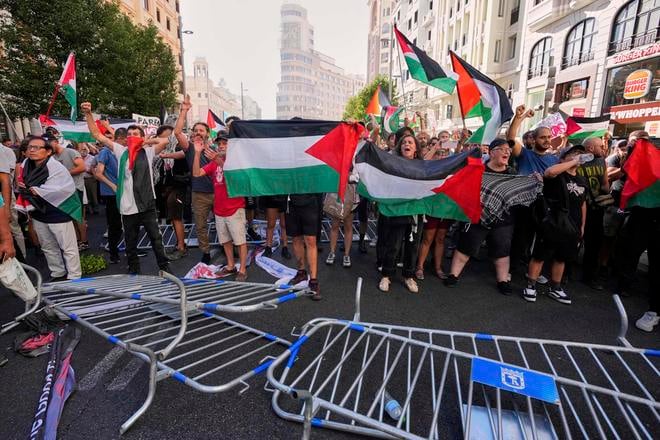 Protesty propalestínsky orientovaných prívržencov donútili organizátorov Vuelty ukončiť poslednú etapu pretekov.,