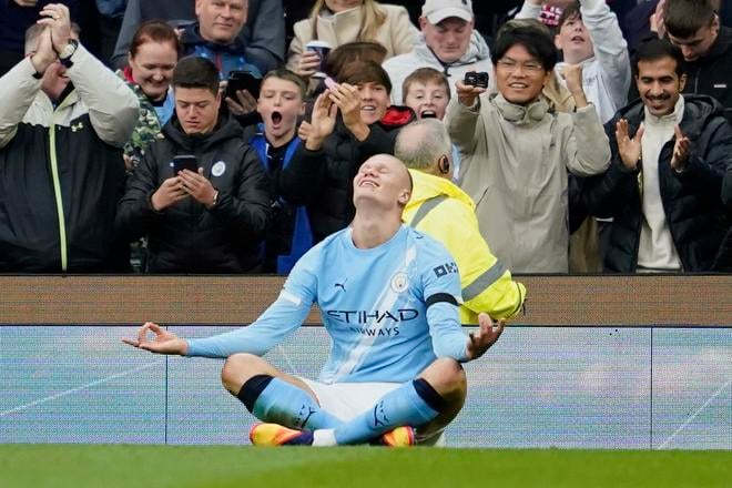 Erling Haaland oslavuje gól v sieti United.