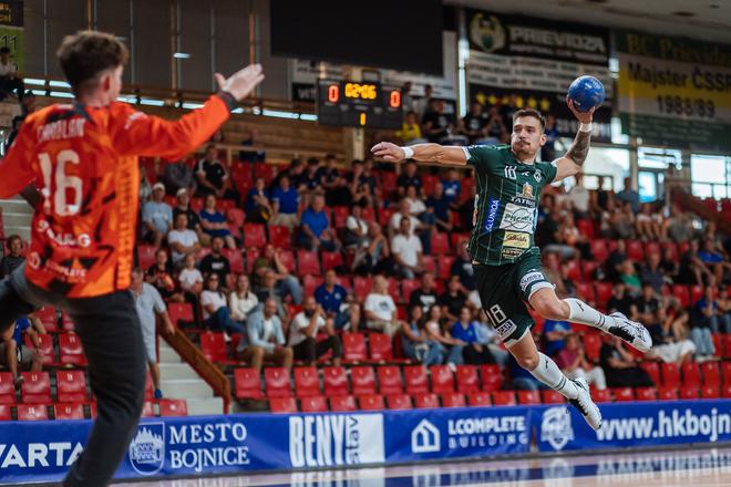 Prešovský krídelník Josef Hozman pri víťaznom stretnutí 3. kola NHE 2025/2026 na pôde HK Bojnice.