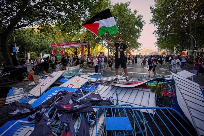 Protestujúci dav znemožnil poslednú etapu španielskej Vuelty.