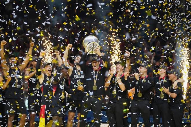 Alex Mumbru, španielsky kouč nemeckého výberu, dvíha nad hlavu trofej pre nových majstrov Európy. Počas šampionátu pritom skončil nakrátko v nemocnici pre zápal pankreasu, no vrátil sa včas, aby Nemecko doviedol k titulu.