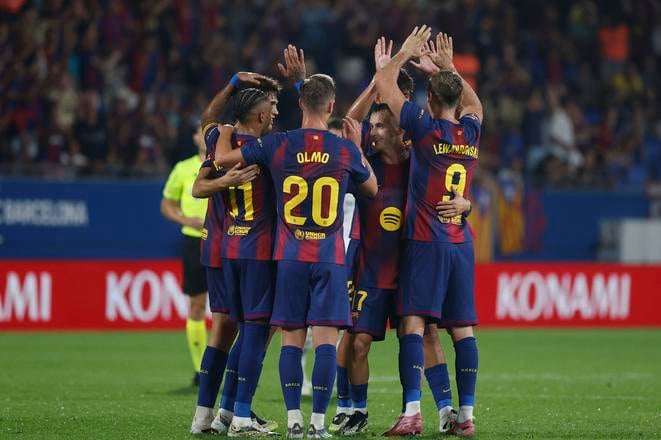 Futbalisti FC Barcelona pri oslave gólu proti Valencii