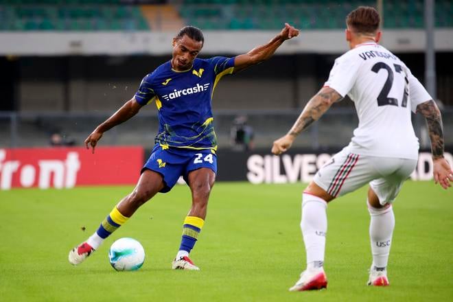 Futbalista Verony Antoine Bernede (vľavo) kope do lopty v zápase talianskej ligy Hellas Verona - US Cremonese 0:0.