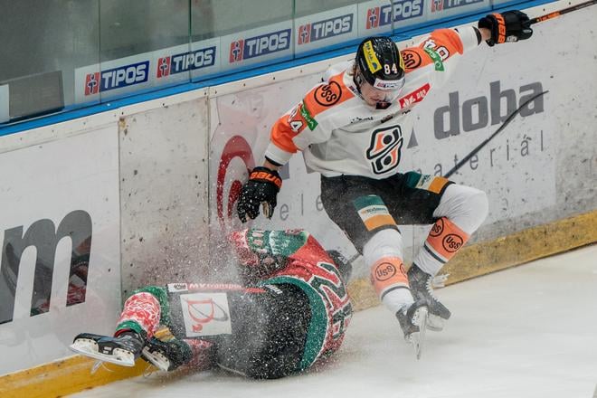 Joona Anttoni Jääskeläinen (vpravo, v drese Košíc) na ľade Prešova.