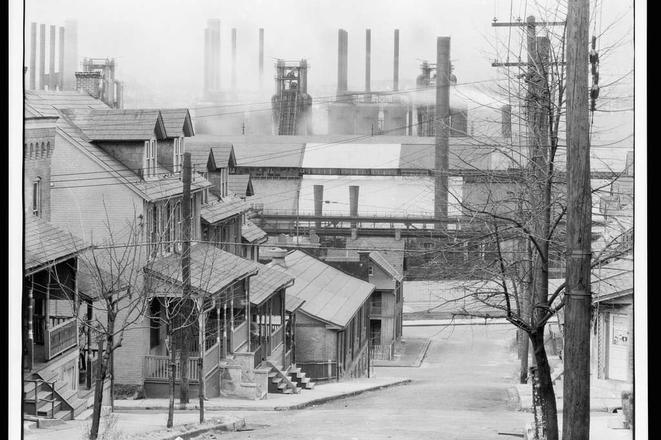 Entire families crammed into small houses and factory chimneys outside their windows - that was the everyday life of Slovak immigrants to America. Despite the difficult life and later the economic crisis, their new homeland offered them better earnings and prospects. The photo shows the town of Bethlehem, Pennsylvania, in 1935 (LC-USF342-001165-A)