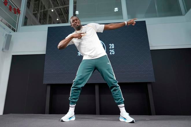Bývalý jamajský šprintér Usain Bolt pózuje na konci tlačovej konferencie pred majstrovstvami sveta v atletike v Tokiu 2025.