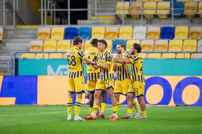 Futbalisti Dunajskej Stredy prežívajú vydarený štart do Niké ligy 2025/26. Môže za to aj strelecká forma Damira Redžiča (v strede s číslom 23), so štyrmi gólmi najlepšieho strelca tímu v sezóne. 
