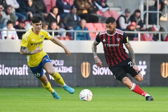 

Záber spred troch rokov - Matúš Begala (vľavo) a Trnavčan Erik Daniel počas osemfinále Slovnaft Cupu.
