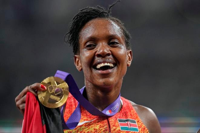 Kenská atlétka Faith Kipyegonová oslavuje zisk zlatej medaily vo finále behu na 1500 m na atletických MS v Tokiu.