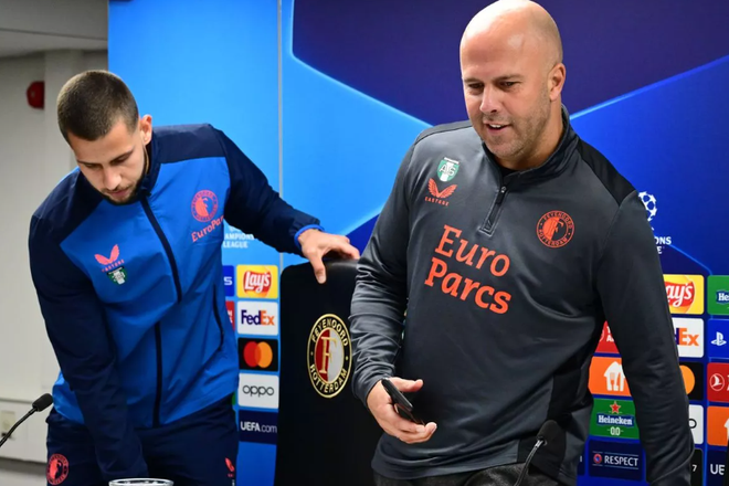 Dávid Hancko a Arne Slot pred zápasom Ligy majstrov ešte spoločne vo Feyenoorde. V stredu budú v pozícii súperov.