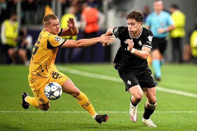 Hráč Dortmundu Julian Ryerson (vľavo) a Kenan Yildiz z Juventusu Turín v súboji o loptu v zápase 1. kola ligovej fázy Ligy majstrov Juventus Turín - Borussia Dortmund.