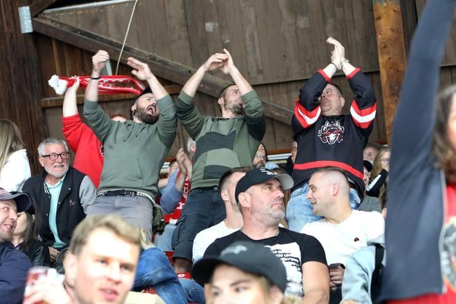 Bystrickí fanúšikovia majú dôvod na oslavu. Ich tím vyhral aj tretí zápas nového ročníka extraligy. Doma s Popradom 3:2.