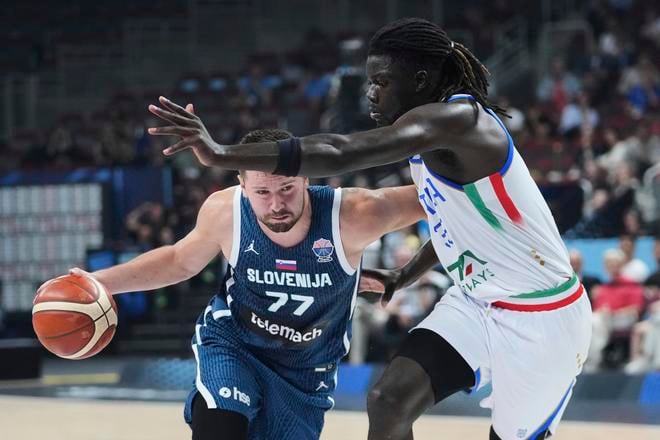 Luka Dončič (s loptou) robil problémy všetkým obranám, ktoré sa ho pokúsili na ME eliminovať. Nik ho neustrážil na menej než 26 bodov.
