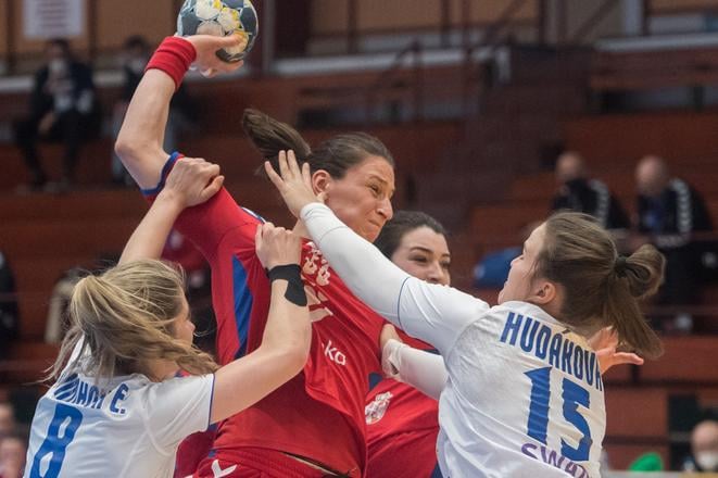 Aj na kvalitnú defenzívu Anette Emmy Hudákovej (vpravo) sa budú spoliehať hádzanárky Slovenska v tohtotýždňových prípravných dueloch so Španielkami.