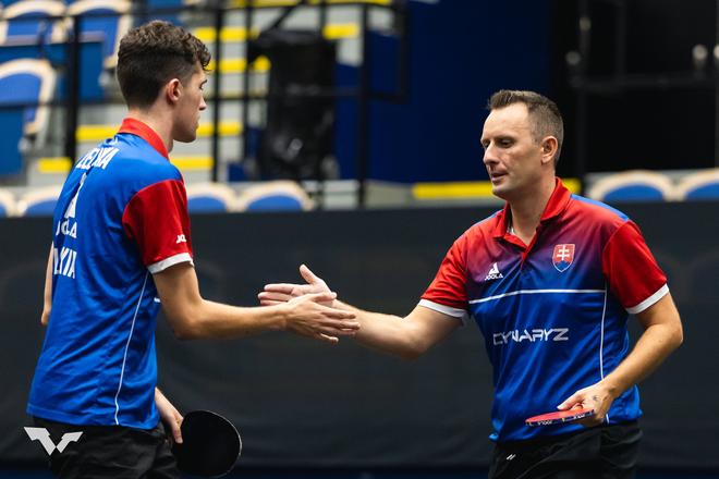 Slovenskí stolní tenisti Jakub Zelinka (vľavo) a Ľubomír Pištej mali v Istanbule dôvod radosť, keď vo štvorhre mužov nenašli premožiteľov.