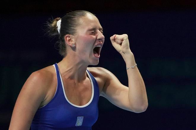 Na snímke ukrajinská tenistka Marta Kosťuková sa teší z výhry nad Španielkou Jessicou Bouzasovou Maneirovou vo štvrťfinálovom dueli Ukrajina - Španielsko na finálovom turnaji Pohára Billie-Jean Kingovej.