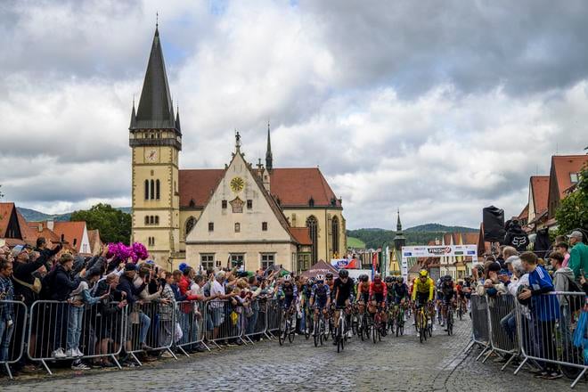 Pretekári odštartovali  1. etapu 69. ročníka medzinárodných cyklistických pretekov Okolo Slovenska v Bardejove.