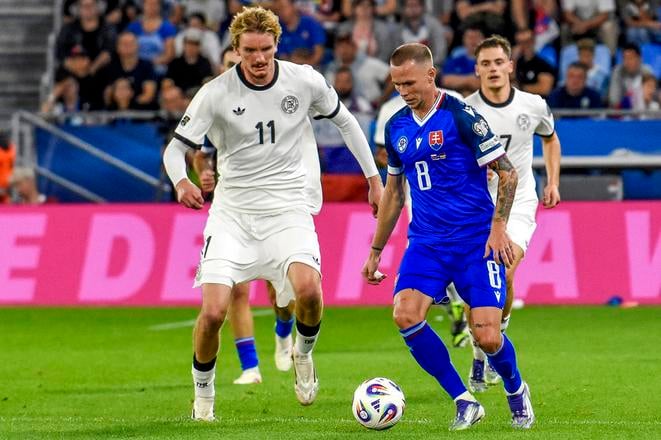 Ondrej Duda (vpravo) patrí k hráčom, ktorí to majú aktuálne na reprezentačný zraz najďalej, keďže dochádza zo Saudskej Arábie. Obmedzenie počtu presunov ho zrejme takisto poteší.
