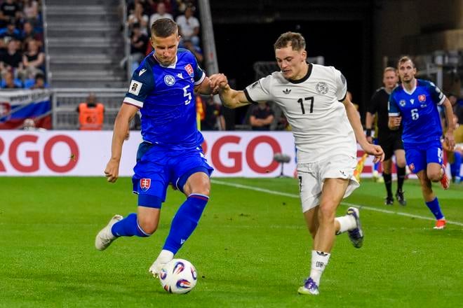 Ľubomír Šatka (vľavo) v súboji s Nemcom Florianom Wirtzom počas septembrového zrazu, posledného, ktorý bol v tejto fáze sezóny na programe v doteraz známom formáte. 