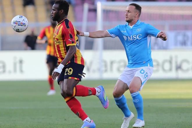 Slovenský futbalista v drese SSC Neapol Stanislav Lobotka (vpravo) a hráč Lecce Lassana Coulibaly (vľavo).
