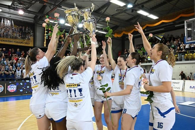 Piešťanské Čajky oslavujú titul v sezóne 2024/2025.