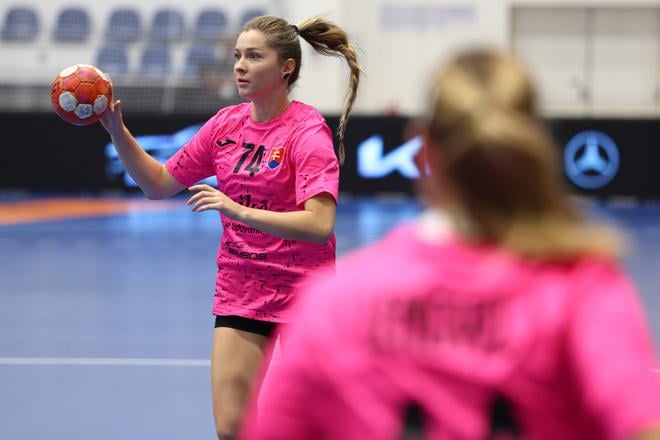 Na snímke s loptou Erika Rajnohová (Slovensko) v prípravnom medzištátnom zápase na EURO 2026 v hádzanej žien Slovensko - Španielsko.