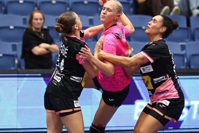 Alena Dvorščáková (v strede) zvádzala v drese SR v septembri súboje so španielskymi hádzanárkami, v októbri si bude môcť zahrať proti Poľkám a Nórkam.