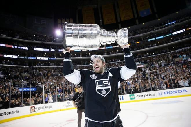 Na snímke z 13. júna 2014 dvíha Anže Kopitar nad hlavu Stanleyho pohár po triumfe Los Angeles Kings nad New York Rangers v Los Angeles.