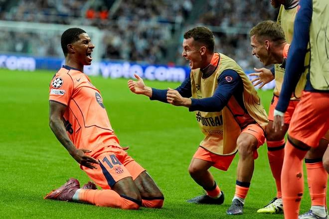 Marcus Rashford (vľavo) z Barcelony sa teší z gólu počas zápasu 1. kola ligovej fázy Ligy majstrov Newcastle United - FC Barcelona.