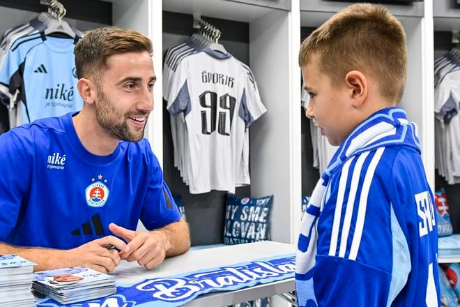 Andraž Šporar si autogramiádu s fanúšikmi užil.