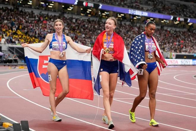 Emma Zapletalová (vľavo) pózuje s bronzovou medailou po finále žien na 400 m cez prekážky na atletických MS v Tokiu.
