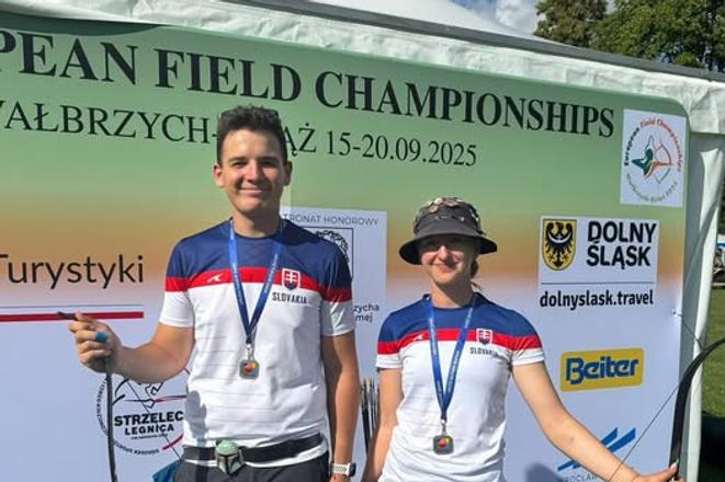 Daniel Medveczky a Lea Málková získali striebro v juniorskom mixe v olympijskom luku na ME v terénnej lukostreľbe.