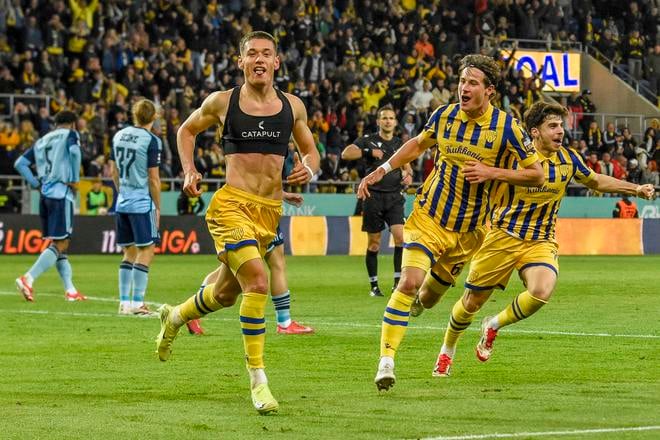 V poslednom vzájomnom zápase rozhodol o víťazstve Dunajskej Stredy nad Slovanom (2:1) gólom v 86. min Damir Redžič (vľavo), ktorý má dnes ešte lepšiu formu. 