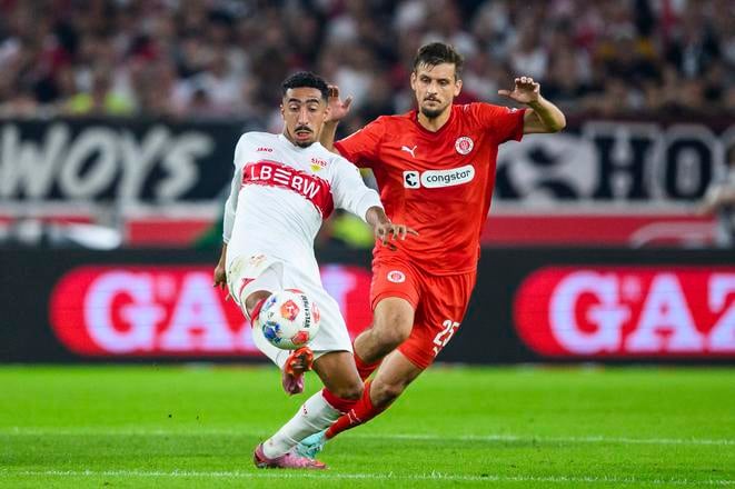 Tiago Tomas (vľavo) zo Stuttgartu a Adam Dzwigala v súboji o loptu.