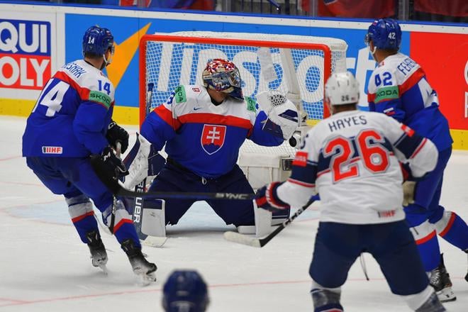 Na snímke uprostred slovenský brankár Samuel Hlavaj, v popredí americký útočník Kevin Hayes, vpravo slovenský obranca Martin Fehérváry.