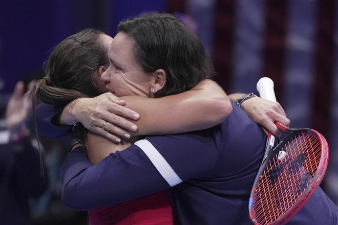 Americká tenistka Emma Navarrová (vľavo).