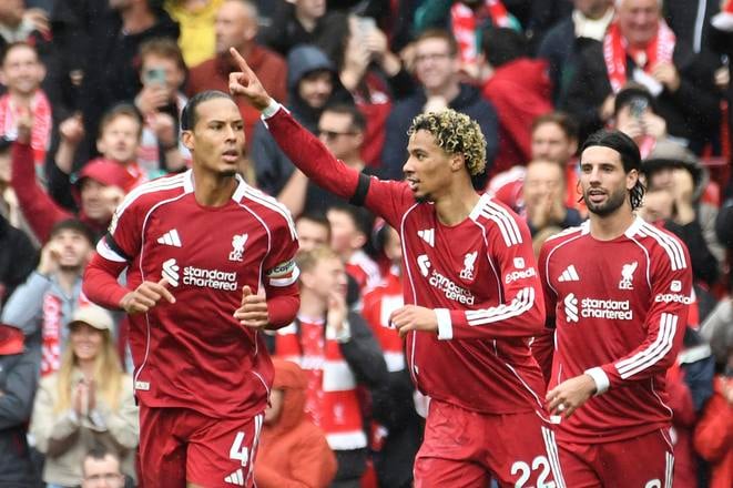 Futbalista Liverpoolu Hugo Ekitike (uprostred) sa teší z gólu v derby 5. kola anglickej Premier League FC Liverpool - FC Everton.