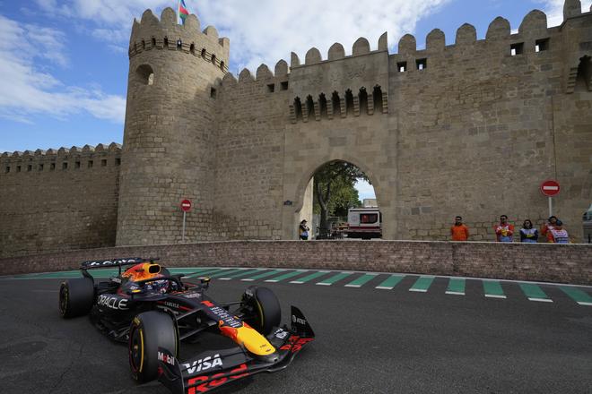 Max Verstappen v uličkách Baku.