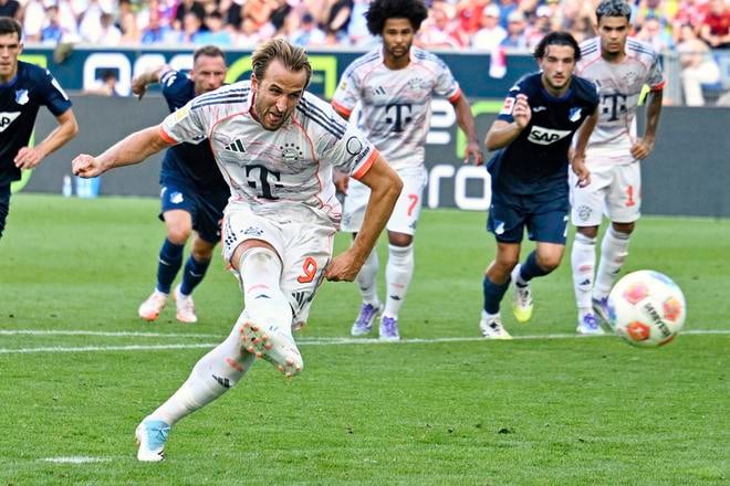 Futbalista Bayernu Mníchov Harry Kane strieľa gól zo značky pokutového kopu v zápase 4. kola nemeckej Bundesligy TSG 1899 Hoffenheim – Bayern Mníchov.