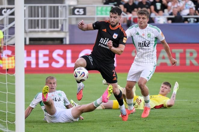 Na snímke zľava Stanislav Olejník (Prešov) a Alexander Mojžiš (Ružomberok) počas zápasu 8. kola futbalovej Niké ligy FC Tatran Prešov - MFK Ružomberok.