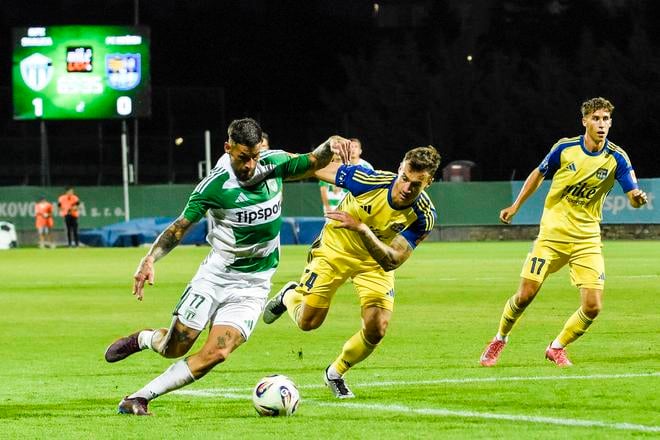 Erik Daniel vybavil Skalici prvý domáci triumf. Zastaviť sa ho snaží Dominik Kružliak.